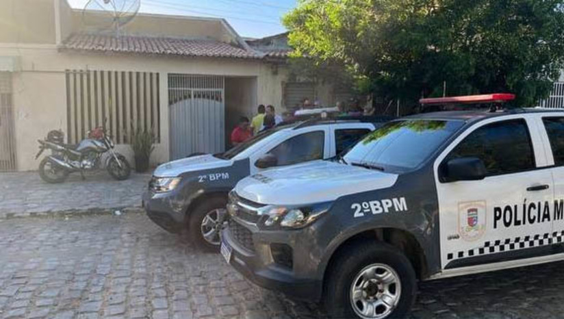 Imagem 1 - Jovem de 22 anos é executado a tiros dentro de uma residência nos Paredões, em Mossoró. O crime aconteceu por volta das 16h desta quinta-feira (10), na rua Marechal Floriano. De acordo com a delegada Cristiane Magalhães, da DHPP, testemunhas afirmaram que a vítima, Valterlan Vitor, de 22 anos, estava em uma bicicleta, sendo perseguido por dois homens em uma motocicleta, ambos armados. Para tentar escapar, o jovem entrou em uma residência, mas foi seguido pelos suspeitos, que desferiram vários disparos contra ele e fugiram em seguida. A motivação do crime, bem como a identificação dos autores será investigada pela DHPP. Imagem 1 - Jovem de 22 anos é executado a tiros dentro de uma residência nos Paredões, em Mossoró. O crime aconteceu por volta das 16h desta quinta-feira (10), na rua Marechal Floriano. De acordo com a delegada Cristiane Magalhães, da DHPP, testemunhas afirmaram que a vítima, Valterlan Vitor, de 22 anos, estava em uma bicicleta, sendo perseguido por dois homens em uma motocicleta, ambos armados. Para tentar escapar, o jovem entrou em uma residência, mas foi seguido pelos suspeitos, que desferiram vários disparos contra ele e fugiram em seguida. A motivação do crime, bem como a identificação dos autores será investigada pela DHPP.