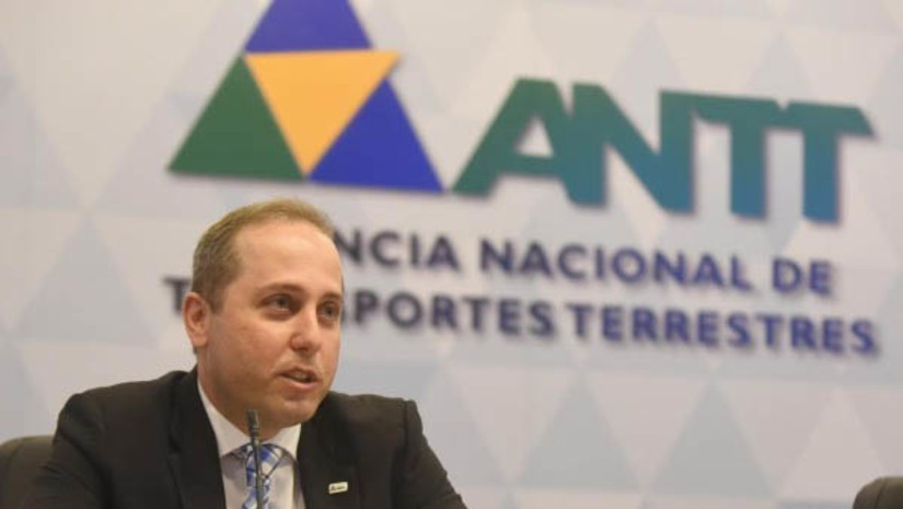 Imagem 1 -  [COLUNA ESPLANADA] Desgastado internamente, o diretor-geral da Agência Nacional de Transportes Terrestres (ANTT), Rafael Vitale, ganhou outra preocupação nas últimas horas. Vitale é tido como apadrinhado do presidente do Senado, Rodrigo Pacheco. É que a Polícia Federal encontrou fortes indícios da participação da cúpula da ANTT no escândalo da interferência nas eleições de 2022. Na quarta-feira, o coordenador-geral de Inteligência e Contrainteligência da agência, Bruno Nonato dos Santos Pereira, foi alvo de busca e apreensão da PF. Nonato, que é servidor da Agência Brasileira de Inteligência (Abin), foi requisitado pela ANTT e nomeado para o posto de inteligência pelo próprio Rafael Vitale em 29 de abril de 2022. Desde então, Nonato atuava diligentemente a serviço dos caprichos do diretor-geral da ANTT. A digital de Vitale no escândalo da interferência nas eleições pode tornar a situação do “homem de Rodrigo Pacheco na ANTT” insustentável.