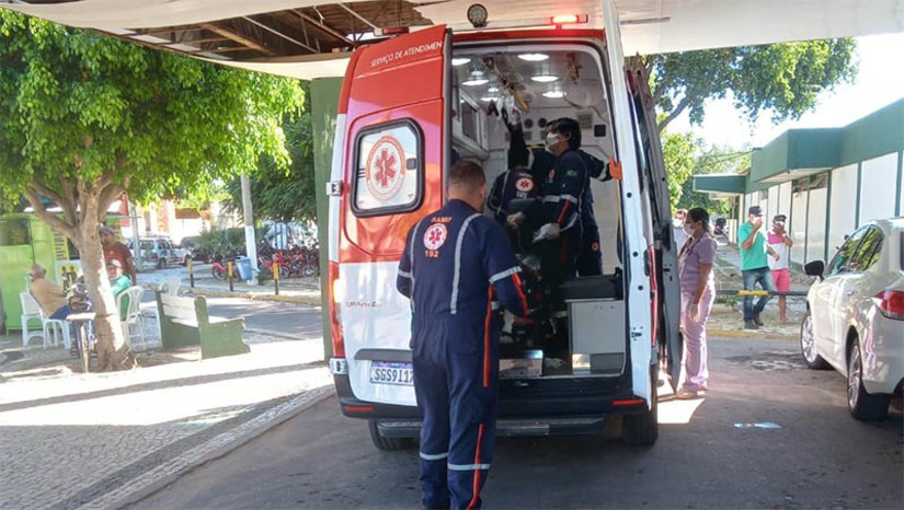 Imagem 1 - Homem é esfaqueado seis vezes enquanto dormia na Praça Dom João Costa, em Mossoró. O crime aconteceu por volta das 7h30 desta sexta-feira (11). A vítima, identificada como Ueide Pinto da Silva, de 37 anos, informou que estava dormindo ao lado de sua companheira, quando foi surpreendido pelo agressor, que desferiu 6 cutiladas de faca contra ele e fugiu em seguida. O homem foi socorrido para o Hospital Regional Tarcísio Maia e o estado de saúde dele inspira cuidados. O suspeito não foi identificado. Imagem 1 - Homem é esfaqueado seis vezes enquanto dormia na Praça Dom João Costa, em Mossoró. O crime aconteceu por volta das 7h30 desta sexta-feira (11). A vítima, identificada como Ueide Pinto da Silva, de 37 anos, informou que estava dormindo ao lado de sua companheira, quando foi surpreendido pelo agressor, que desferiu 6 cutiladas de faca contra ele e fugiu em seguida. O homem foi socorrido para o Hospital Regional Tarcísio Maia e o estado de saúde dele inspira cuidados. O suspeito não foi identificado.