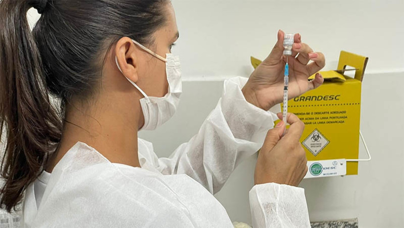 Imagem 1 - Sistema RN+Vacina terá uma nova cara a partir da próxima semana. Lançado em 2021, o sistema RN+Vacina será atualizado. A nova atualização, que leva o sistema para a versão 2.0, foi desenvolvida com base nos feedbacks dos usuários. Feita em conjunto entre a Secretaria de Estado da Saúde Pública (Sesap) e o Laboratório de Inovação Tecnológica em Saúde da Universidade Federal do Rio Grande do Norte (Lais/UFRN), a nova versão visa aprimorar diversos aspectos de usabilidade e acesso às informações. Imagem 1 - Sistema RN+Vacina terá uma nova cara a partir da próxima semana. Lançado em 2021, o sistema RN+Vacina será atualizado. A nova atualização, que leva o sistema para a versão 2.0, foi desenvolvida com base nos feedbacks dos usuários. Feita em conjunto entre a Secretaria de Estado da Saúde Pública (Sesap) e o Laboratório de Inovação Tecnológica em Saúde da Universidade Federal do Rio Grande do Norte (Lais/UFRN), a nova versão visa aprimorar diversos aspectos de usabilidade e acesso às informações.