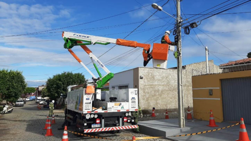 Imagem 1 -  Felipe Guerra passa por modernização em quatro quilômetros da rede elétrica de média tensão. Além da substituição dos cabos antigos por novos, mais modernos e seguros, a nova estrutura dotou o município de uma segunda alternativa de fornecimento de energia, em caso de emergência, a partir da cidade de Apodi. “A obra beneficia cerca de seis mil consumidores nas zonas urbana e rural de Felipe Guerra. Além de reforçar a confiabilidade do sistema elétrico, diminuindo consideravelmente o número de ocorrências, a nova rede elétrica reforçou a segurança com a população”, explica Bianca Paiva, supervisora da Neoenergia Cosern no Alto Oeste.