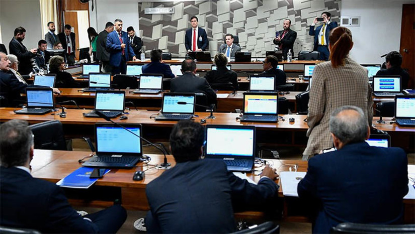 Imagem 1 - Reforma Tributária será debatida na terça (15) na pela Comissão de Assuntos Econômicos do Senado. A audiência está marcada para depois da reunião deliberativa da CAE que acontece às 9h da manhã. Aprovada no dia 7 de julho pela Câmara dos Deputados com apoio do governo, a proposta de emenda à Constituição (PEC) 45/2019 começou a tramitar no Senado na semana passada, tendo como relator o senador Eduardo Braga (MDB-AM). Segundo Vanderlan, a intenção da CAE é realizar "intensos ciclos de debates" para contribuir para um sistema tributário mais eficiente, capaz de atender aos interesses do país. Imagem 1 - Reforma Tributária será debatida na terça (15) na pela Comissão de Assuntos Econômicos do Senado. A audiência está marcada para depois da reunião deliberativa da CAE que acontece às 9h da manhã. Aprovada no dia 7 de julho pela Câmara dos Deputados com apoio do governo, a proposta de emenda à Constituição (PEC) 45/2019 começou a tramitar no Senado na semana passada, tendo como relator o senador Eduardo Braga (MDB-AM). Segundo Vanderlan, a intenção da CAE é realizar "intensos ciclos de debates" para contribuir para um sistema tributário mais eficiente, capaz de atender aos interesses do país.