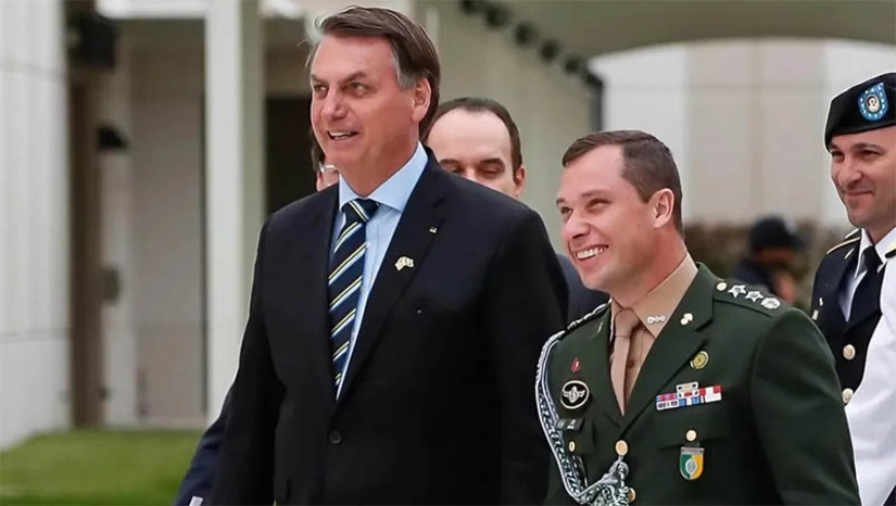 Imagem 1 - Áudio de Mauro Cid obtido pela PF cita US$ 25 mil possivelmente pertencentes a Bolsonaro. A conversa faz parte do relatório da investigação que baseou a deflagração da Operação Lucas 12:2, que apura o suposto funcionamento de uma organização criminosa para desviar e vender presentes de autoridades estrangeiras durante o governo do ex-presidente Jair Bolsonaro. Na manhã de hoje, a PF realizou buscas e apreensões contra Mauro Cid, o pai dele, general de Exército, Mauro Lourena Cid, e o ex-advogado de Bolsonaro, Frederick Wassef. Imagem 1 - Áudio de Mauro Cid obtido pela PF cita US$ 25 mil possivelmente pertencentes a Bolsonaro. A conversa faz parte do relatório da investigação que baseou a deflagração da Operação Lucas 12:2, que apura o suposto funcionamento de uma organização criminosa para desviar e vender presentes de autoridades estrangeiras durante o governo do ex-presidente Jair Bolsonaro. Na manhã de hoje, a PF realizou buscas e apreensões contra Mauro Cid, o pai dele, general de Exército, Mauro Lourena Cid, e o ex-advogado de Bolsonaro, Frederick Wassef.