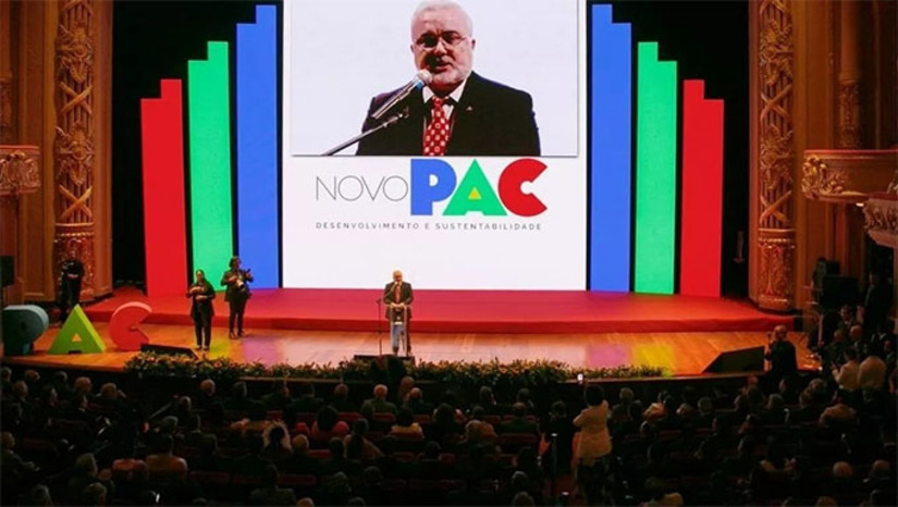 Imagem 1 - “A contribuição da Petrobras ao PAC é singular, significativa e revigorante. Mostra que estamos de volta: o PAC voltou, a Petrobras voltou, o Brasil voltou. Os R$300 bilhões vão impulsionar 47 projetos nossos – desde a revitalização dos campos e plataformas do pré-sal até a transformação das nossas refinarias em biorrefinarias. Nossa aliança com o PAC é um efeito multiplicador das nossas atividades em todo o país. Reforço, a todos os ministérios, que estamos abertos a apoiá-los, pois a Petrobras tem o senso de responsabilidade, do seu dever, como empresa estatal, de ser parceira do Brasil”, declarou Jean Paul Prates. Imagem 1 - “A contribuição da Petrobras ao PAC é singular, significativa e revigorante. Mostra que estamos de volta: o PAC voltou, a Petrobras voltou, o Brasil voltou. Os R$300 bilhões vão impulsionar 47 projetos nossos – desde a revitalização dos campos e plataformas do pré-sal até a transformação das nossas refinarias em biorrefinarias. Nossa aliança com o PAC é um efeito multiplicador das nossas atividades em todo o país. Reforço, a todos os ministérios, que estamos abertos a apoiá-los, pois a Petrobras tem o senso de responsabilidade, do seu dever, como empresa estatal, de ser parceira do Brasil”, declarou Jean Paul Prates.