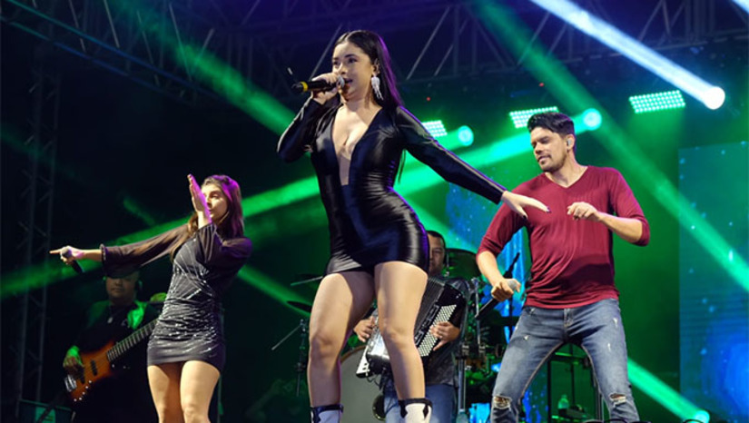 Imagem 1 - Tocando seus grandes sucessos, o grupo de forró cearanse levou os fãs ao delírio com uma grande apresentação no palco da Vila do Forró. As vocalistas Mara Rodrigues e Roberta Felina destacaram o retorno da banda a Mossoró e celebraram a apresentação no evento mossoroense. “A gente está muito feliz por retornar a Mossoró, essa cidade maravilhosa. A felicidade é muito grande. É uma felicidade enorme saber do carinho do público mossoroense com a gente. É muito gratificante ter esse reconhecimento do público”, contou Mara. Imagem 1 - Tocando seus grandes sucessos, o grupo de forró cearanse levou os fãs ao delírio com uma grande apresentação no palco da Vila do Forró. As vocalistas Mara Rodrigues e Roberta Felina destacaram o retorno da banda a Mossoró e celebraram a apresentação no evento mossoroense. “A gente está muito feliz por retornar a Mossoró, essa cidade maravilhosa. A felicidade é muito grande. É uma felicidade enorme saber do carinho do público mossoroense com a gente. É muito gratificante ter esse reconhecimento do público”, contou Mara.