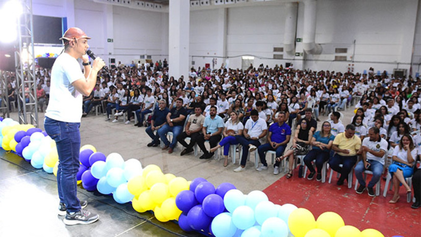 Imagem 1 - A Aula Inaugural do Programa Jovem do Futuro aconteceu na manhã deste sábado, 12, no Centro de Exposição de Mossoró Enéas Negreiros (Expocenter), da Ufersa, com a presença dos estudantes, seus pais e autoridades locais. A iniciativa da Prefeitura de Mossoró, na gestão de Allyson Bezerra, objetiva garantir aos adolescentes de 15 a 18 anos formação cidadã e qualificação profissional para o mercado de trabalho. Durante os 4 meses de estudos aos sábados, vão receber uma bolsa de R$ 300,00. “Nós tivemos um programa idealizado justamente para essa juventude de 15 a 18 anos de idade, jovens que estão nas comunidades rurais, jovens que estão nos bairros de Mossoró, jovens que têm vulnerabilidade social, jovens que estão na rede pública de ensino, matriculados”, diz o prefeito Allyson Bezerra. Imagem 1 - A Aula Inaugural do Programa Jovem do Futuro aconteceu na manhã deste sábado, 12, no Centro de Exposição de Mossoró Enéas Negreiros (Expocenter), da Ufersa, com a presença dos estudantes, seus pais e autoridades locais. A iniciativa da Prefeitura de Mossoró, na gestão de Allyson Bezerra, objetiva garantir aos adolescentes de 15 a 18 anos formação cidadã e qualificação profissional para o mercado de trabalho. Durante os 4 meses de estudos aos sábados, vão receber uma bolsa de R$ 300,00. “Nós tivemos um programa idealizado justamente para essa juventude de 15 a 18 anos de idade, jovens que estão nas comunidades rurais, jovens que estão nos bairros de Mossoró, jovens que têm vulnerabilidade social, jovens que estão na rede pública de ensino, matriculados”, diz o prefeito Allyson Bezerra.