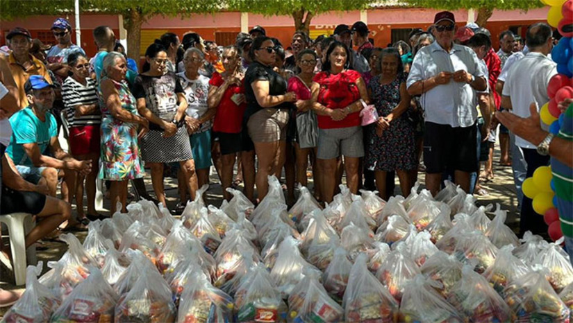 Imagem 1 -  Além de atendimento em diversas áreas, também foram distribuídos 245 cestas básicas e kits bebê nas localidades rurais de Gangorrinha, Várzea da Arara, Poço Feio, Cafundó, Ramadinha, Bonito, Aguilhadas, Bamburral é Cantinho. As comunidades de Poço Feio e Gangorrinha, também receberam serviços de limpeza.