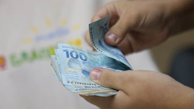 Imagem 1 -  Pagamento de agosto dos servidores do estado começa nesta terça (15). O salário integral amanhecerá na conta dos trabalhadores que recebem até R$ 4 mil e para toda a categoria da Segurança Pública. Servidores lotados em pastas com recursos próprios e da Educação receberão o pagamento integral no próximo dia 31.  Quem recebe mais de R$ 4 mil (valor bruto) terá 30% dos vencimentos adiantados. Os outros 70% serão depositados no dia 31 de agosto. 