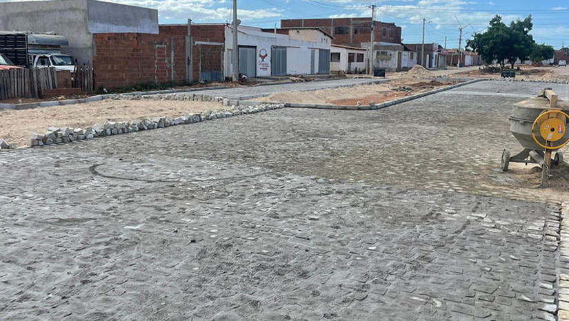 Imagem 1 - Prefeitura de Serra do Mel pavimenta mais uma rua na Vila Brasília. A rua contemplada é a Gilcivan Leite e Sousa. O projeto não apenas traz conforto e acessibilidade, mas também reflete o compromisso em construir um ambiente mais valorizado e próspero para a comunidade. O investimento em infraestrutura, representado pela pavimentação da rua, não só melhora a mobilidade e reduz a poeira, mas também ressalta o comprometimento da prefeitura em criar um lugar melhor para todos. Imagem 1 - Prefeitura de Serra do Mel pavimenta mais uma rua na Vila Brasília. A rua contemplada é a Gilcivan Leite e Sousa. O projeto não apenas traz conforto e acessibilidade, mas também reflete o compromisso em construir um ambiente mais valorizado e próspero para a comunidade. O investimento em infraestrutura, representado pela pavimentação da rua, não só melhora a mobilidade e reduz a poeira, mas também ressalta o comprometimento da prefeitura em criar um lugar melhor para todos.