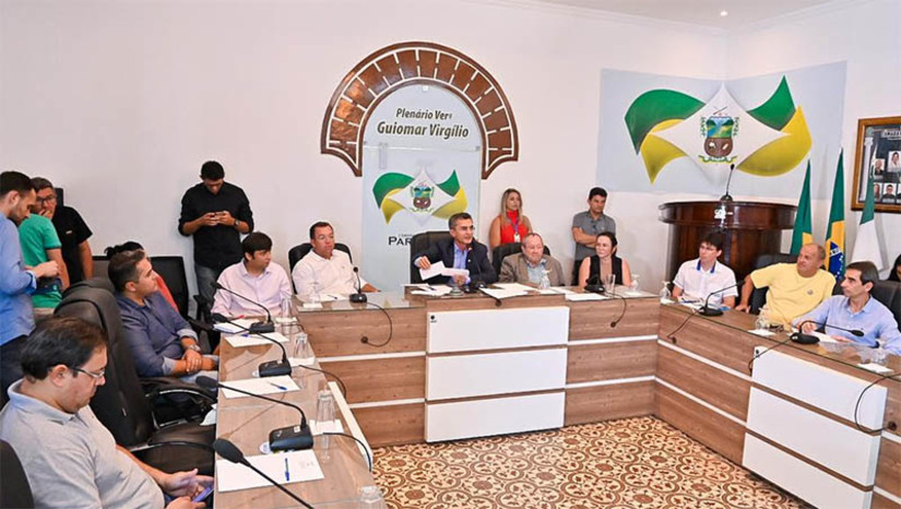 Imagem 1 - “Chegada da Shein ao Estado traz uma expectativa significativa de incremento na economia local”. Por propositura do deputado Francisco do PT, a Assembleia Legislativa promoveu audiência pública nesta segunda-feira (14), na Câmara Municipal de Parelhas, para debater assuntos relacionados ao papel das oficinas de costuras do Seridó diante da recém anunciada parceria entre o e-commerce chinês Shein e a empresa potiguar Coteminas, para confecção de roupas no Rio Grande do Norte. O evento reuniu membros do Poder Público, entidades representativas e sociedade civil. Imagem 1 - “Chegada da Shein ao Estado traz uma expectativa significativa de incremento na economia local”. Por propositura do deputado Francisco do PT, a Assembleia Legislativa promoveu audiência pública nesta segunda-feira (14), na Câmara Municipal de Parelhas, para debater assuntos relacionados ao papel das oficinas de costuras do Seridó diante da recém anunciada parceria entre o e-commerce chinês Shein e a empresa potiguar Coteminas, para confecção de roupas no Rio Grande do Norte. O evento reuniu membros do Poder Público, entidades representativas e sociedade civil.