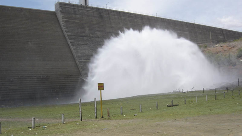 Imagem 1 - Idema irá realizar audiência pública para discutir construção de barragem no Alto Oeste. A sessão pública será realizada na terça-feira (22), às 14h, no Auditório do Centro Cultural Micaelense, na Rua Hesíquio Fernandes, s/n, no Centro do município de São Miguel. A Barragem Poço de Varas, prevista para o município de Coronel João Pessoa, irá beneficiar aproximadamente 50.000 pessoas através do abastecimento de água, pequena irrigação, piscicultura e lazer, resgatando parte da alta demanda em recursos hídricos existente na região do projeto. Imagem 1 - Idema irá realizar audiência pública para discutir construção de barragem no Alto Oeste. A sessão pública será realizada na terça-feira (22), às 14h, no Auditório do Centro Cultural Micaelense, na Rua Hesíquio Fernandes, s/n, no Centro do município de São Miguel. A Barragem Poço de Varas, prevista para o município de Coronel João Pessoa, irá beneficiar aproximadamente 50.000 pessoas através do abastecimento de água, pequena irrigação, piscicultura e lazer, resgatando parte da alta demanda em recursos hídricos existente na região do projeto.