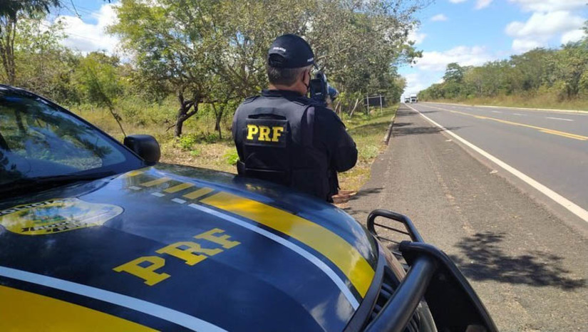 Imagem 1 -  “Velocidade Máxima”: PRF inicia operação de fiscalização de velocidade no RN. A ação, iniciada nesta segunda (14), prosseguirá até o dia 31 de agosto e contará com reforço policial para fiscalizar as rodovias federais potiguares, com o intuito de prevenir e reduzir os acidentes graves, como também conscientizar a população sobre a importância da segurança no trânsito. De acordo com a PRF, na fiscalização serão utilizados radares portáteis em horários e trechos críticos com maior ocorrência de acidentes para captar infrações de trânsito relacionadas ao excesso de velocidade. 