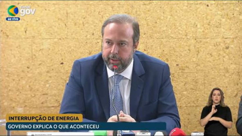 Imagem 1 - Ministro diz que “apagão” foi provocado por “eventos concomitantes”; um deles ocorreu no Ceará. O ministro de Minas e Energia, Alexandre Silveira, concedeu entrevista coletiva, na tarde desta terça-feira (15), onde falou sobre o “apagão” que atingiu 25 estados e o Distrito Federal (apenas Roraima não foi afetado), durante a manhã. “Para acontecer um evento dessa magnitude nós temos que ter tido dois eventos concomitantes em linhas de transmissão de alta capacidade, ou seja, é extremamente raro que aconteça o que aconteceu”, disse. Ele não explicou os motivos da falha, mas informou que os dados técnicos serão disponibilizados nas próximas 48 horas pelo ONS. O ministro deverá solicitar uma investigação por parte da PF e da Abin. Imagem 1 - Ministro diz que “apagão” foi provocado por “eventos concomitantes”; um deles ocorreu no Ceará. O ministro de Minas e Energia, Alexandre Silveira, concedeu entrevista coletiva, na tarde desta terça-feira (15), onde falou sobre o “apagão” que atingiu 25 estados e o Distrito Federal (apenas Roraima não foi afetado), durante a manhã. “Para acontecer um evento dessa magnitude nós temos que ter tido dois eventos concomitantes em linhas de transmissão de alta capacidade, ou seja, é extremamente raro que aconteça o que aconteceu”, disse. Ele não explicou os motivos da falha, mas informou que os dados técnicos serão disponibilizados nas próximas 48 horas pelo ONS. O ministro deverá solicitar uma investigação por parte da PF e da Abin.