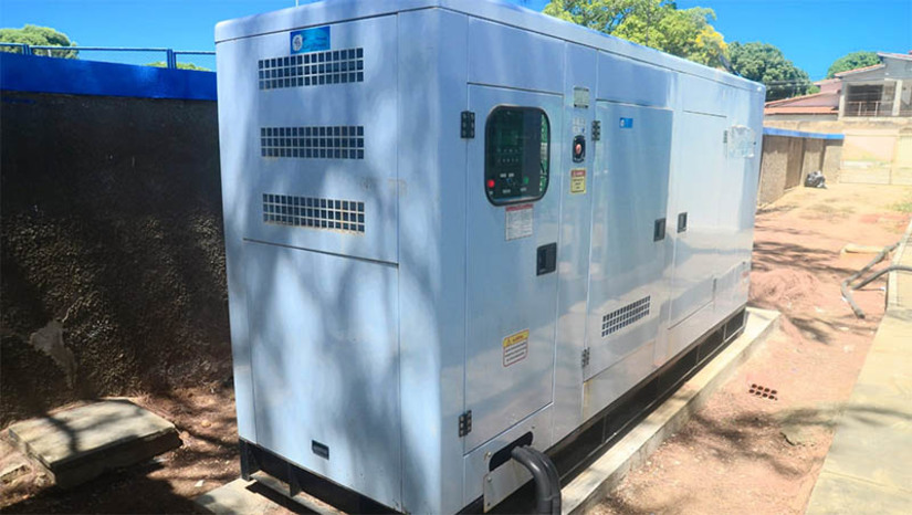 Imagem 1 - Atendimentos na UPAs de Mossoró foram mantidos durante apagão; geradores garantiram a energia. Em junho do ano passado, a gestão municipal entregou geradores de energia às UPAs dos bairros Alto de São Manoel e Santo Antônio. Cada equipamento foi adquirido no valor de R$ 235 mil, totalizando um investimento de R$ 470 mil. “Hoje pela manhã, após a falta de energia em nosso município, circulei nas três UPAs de Mossoró. A unidade localizada no bairro Santo Antônio não necessitou de gerador, uma vez que não foi afetada pela falta de energia elétrica, seguindo o seu funcionamento normal. Nas outras duas UPAs houve a necessidade de uso de geradores, garantindo os atendimentos, sem interrupção dos serviços e sem prejuízos à população. Mostrando mais uma vez a importância do gerador e a ação da gestão em colocar geradores em funcionamento”, destacou Morgana Dantas, secretária municipal de Saúde. Imagem 1 - Atendimentos na UPAs de Mossoró foram mantidos durante apagão; geradores garantiram a energia. Em junho do ano passado, a gestão municipal entregou geradores de energia às UPAs dos bairros Alto de São Manoel e Santo Antônio. Cada equipamento foi adquirido no valor de R$ 235 mil, totalizando um investimento de R$ 470 mil. “Hoje pela manhã, após a falta de energia em nosso município, circulei nas três UPAs de Mossoró. A unidade localizada no bairro Santo Antônio não necessitou de gerador, uma vez que não foi afetada pela falta de energia elétrica, seguindo o seu funcionamento normal. Nas outras duas UPAs houve a necessidade de uso de geradores, garantindo os atendimentos, sem interrupção dos serviços e sem prejuízos à população. Mostrando mais uma vez a importância do gerador e a ação da gestão em colocar geradores em funcionamento”, destacou Morgana Dantas, secretária municipal de Saúde.
