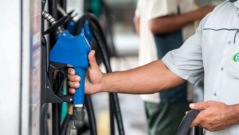 Imagem 1 - Gasolina e diesel vendidos pela Petrobras ficam mais caros; aumento é de R$ 0,41 e R$ 0,78 por litro. O aumento passa a valer a partir desta quarta-feira (16). Com isso, o valor da gasolina vendida às distribuidoras passa a ser de R$ 2,93 por litro, enquanto o diesel chega a R$ 2,93 por litro. A estatal justificou o aumento afirmando que “a consolidação dos preços de petróleo em outro patamar, e estando a Petrobras no limite da sua otimização operacional, incluindo a realização de importações complementares, torna necessário realizar ajustes de preços para ambos os combustíveis, dentro dos parâmetros da estratégia comercial, visando reequilíbrio com o mercado e com os valores marginais para a Petrobras”. Imagem 1 - Gasolina e diesel vendidos pela Petrobras ficam mais caros; aumento é de R$ 0,41 e R$ 0,78 por litro. O aumento passa a valer a partir desta quarta-feira (16). Com isso, o valor da gasolina vendida às distribuidoras passa a ser de R$ 2,93 por litro, enquanto o diesel chega a R$ 2,93 por litro. A estatal justificou o aumento afirmando que “a consolidação dos preços de petróleo em outro patamar, e estando a Petrobras no limite da sua otimização operacional, incluindo a realização de importações complementares, torna necessário realizar ajustes de preços para ambos os combustíveis, dentro dos parâmetros da estratégia comercial, visando reequilíbrio com o mercado e com os valores marginais para a Petrobras”.
