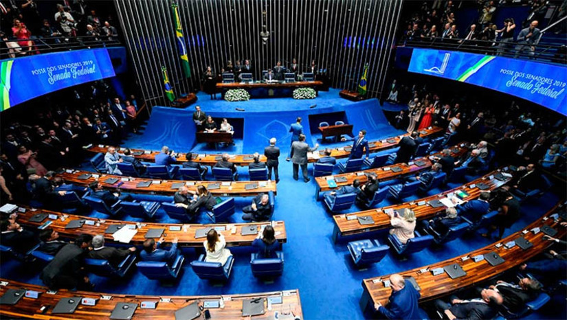 Imagem 1 -  [COLUNA ESPLANADA] O senador Renan Calheiros (MDB-AL) fez de tudo até que conseguiu aprovar requerimento para convidar o presidente da Petrobras, Jean Paul Prates, a explicar no Senado os planos da petroleira sobre a Braskem, petroquímica responsável pelo afundamento do solo de bairros em Maceió e que tem na estatal do petróleo uma de suas controladoras junto com a Novonor (Ex-Odebrecht). Acontece que Prates, alvo de críticas de Renan, simplesmente não aceitou o convite e não compareceu. A audiência foi cancelada. Renan agora vai pensar na melhor estratégia para criticar Prates. Deve começar pelas redes sociais.