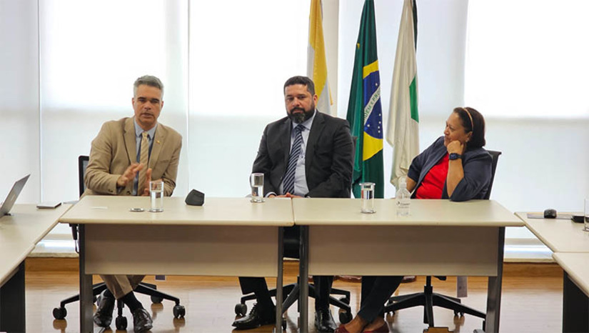 Imagem 1 -  Governadora, novos gestores do aeroporto de Natal e presidente dos Correios se reúnem em Brasília. O objetivo da visita foi apresentar ao presidente dos Correios, Fabiano Silva Santos, os diretores do grupo Zurich Airport, que irá comandar em breve o aeroporto de Natal. O grupo suíço venceu o leilão de relicitação do aeroporto, e é nele que deve ser instalado o Centro de Distribuição de Encomendas (conhecido como HUB dos Correios). “Foi uma reunião muito produtiva, dando continuidade às tratativas para a instalação do centro de distribuição dos Correios em São Gonçalo do Amarante. Um equipamento importantíssimo, que significa muito para o nosso estado”, avaliou a governadora Fátima Bezerra.