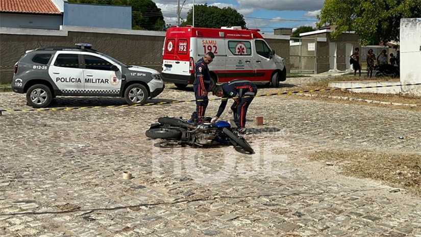 Imagem 1 -  O crime aconteceu por volta das 13h30 desta quarta-feira (16). A vítima,  identificada como Francisco Canindé da Silva, estaria fazendo uma corrida no momento em que foi alvejada por dois disparos, tendo um a atingido na região da nuca e outro no rosto. Uma mulher, que havia contratado uma corrida a partir do Centro, estava na garupa da motocicleta. Ela afirmou à polícia que dois homens se aproximaram em outra motocicleta e a mandaram correr, antes de atirar no mototaxista. A equipe da DHPP vai investigar o caso.