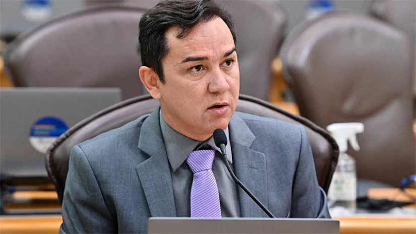 Imagem 1 - Deputado requer inclusão de Apodi no programa Pró-Moradia para diminuir déficit habitacional. Neilton Diógenes (PL) enviou requerimento direcionado à Secretaria do Trabalho, Habitação e Assistência Social (Sethas) e à Companhia Estadual de Habitação e Desenvolvimento Urbano (CEHAB). "Apodi conta com cerca de 36 mil habitantes, um dos mais populosos do Alto Oeste Potiguar, mas ainda é alto o número de pessoas em situação de vulnerabilidade, sem moradia e dignidade", justificou o parlamentar. Neilton solicitou a construção de 60 unidades habitacionais para o município. Imagem 1 - Deputado requer inclusão de Apodi no programa Pró-Moradia para diminuir déficit habitacional. Neilton Diógenes (PL) enviou requerimento direcionado à Secretaria do Trabalho, Habitação e Assistência Social (Sethas) e à Companhia Estadual de Habitação e Desenvolvimento Urbano (CEHAB). "Apodi conta com cerca de 36 mil habitantes, um dos mais populosos do Alto Oeste Potiguar, mas ainda é alto o número de pessoas em situação de vulnerabilidade, sem moradia e dignidade", justificou o parlamentar. Neilton solicitou a construção de 60 unidades habitacionais para o município.