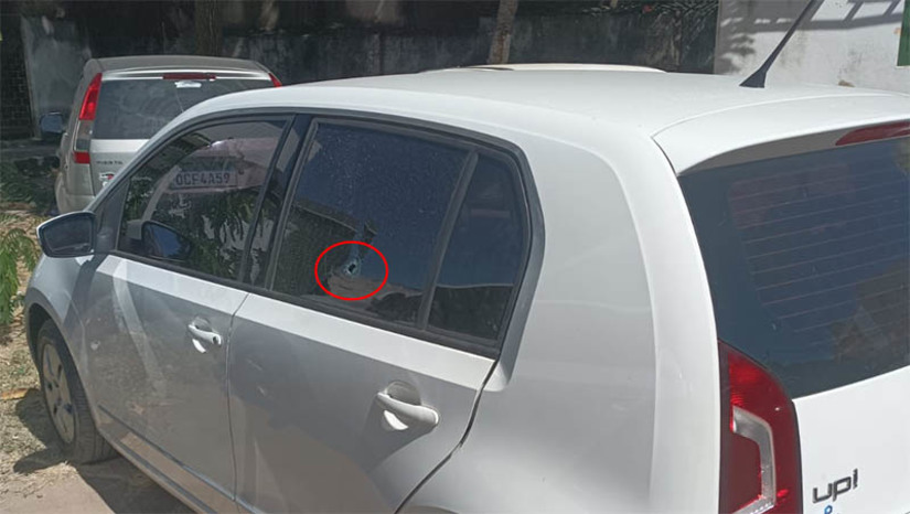 Imagem 1 - Menor suspeito de participar de tentativa de latrocínio e roubo de HRV é apreendido em Mossoró. Os crimes aconteceram na segunda-feira (14). A polícia civil tomou conhecimento sobre uma tentativa de latrocínio contra uma mulher, no bairro Aeroporto, e um carro tipo HRV de um casal, tomado de assalto no Nova Betânia. Com essas informações foram iniciadas as investigações, que levaram ao paradeiros dos supostos autores dos crimes, um homem e um adolescente. As vítimas do assalto reconheceram o adolescente como o responsável por ameaçá-los com uma arma e tomar o veículo. Já a vítima da tentativa do latrocínio, que segue hospitalizada, não pode comparecer à Defur para reconhecê-lo. O outro homem não foi reconhecido pelo assalto em questão, mas irá responder por outros assaltos que vinham sendo investigados e cujas vítimas o reconheceram. Imagem 1 - Menor suspeito de participar de tentativa de latrocínio e roubo de HRV é apreendido em Mossoró. Os crimes aconteceram na segunda-feira (14). A polícia civil tomou conhecimento sobre uma tentativa de latrocínio contra uma mulher, no bairro Aeroporto, e um carro tipo HRV de um casal, tomado de assalto no Nova Betânia. Com essas informações foram iniciadas as investigações, que levaram ao paradeiros dos supostos autores dos crimes, um homem e um adolescente. As vítimas do assalto reconheceram o adolescente como o responsável por ameaçá-los com uma arma e tomar o veículo. Já a vítima da tentativa do latrocínio, que segue hospitalizada, não pode comparecer à Defur para reconhecê-lo. O outro homem não foi reconhecido pelo assalto em questão, mas irá responder por outros assaltos que vinham sendo investigados e cujas vítimas o reconheceram.