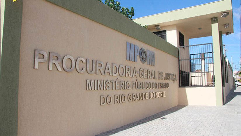 Imagem 1 - Projeto do MPRN que visa aproximar a instituição e a sociedade potiguar, chega a Mossoró. O município vai sediar o “MPRN Perto de Você” entre os dias 21 e 24 de agosto, para sua quinta edição. O projeto já passou por Pau dos Ferros, Caicó, João Câmara e Macaíba. Na prática, o projeto apresenta um retrato de como seus integrantes atuam para buscar garantir os direitos da população. Assim, serão realizadas em Mossoró ações de atendimento e incentivo à concretização de políticas públicas na região para atender as necessidades dos cidadãos; entenda. Imagem 1 - Projeto do MPRN que visa aproximar a instituição e a sociedade potiguar, chega a Mossoró. O município vai sediar o “MPRN Perto de Você” entre os dias 21 e 24 de agosto, para sua quinta edição. O projeto já passou por Pau dos Ferros, Caicó, João Câmara e Macaíba. Na prática, o projeto apresenta um retrato de como seus integrantes atuam para buscar garantir os direitos da população. Assim, serão realizadas em Mossoró ações de atendimento e incentivo à concretização de políticas públicas na região para atender as necessidades dos cidadãos; entenda.