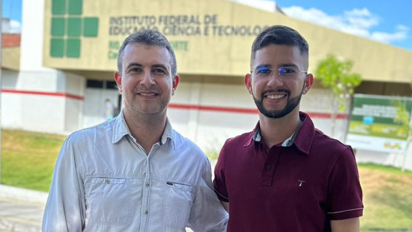 Imagem 1 - A Capacitação profissional Eletricista de Sistemas de Energias Renováveis será ministrado pelo Instituto Federal de Educação Tecnológica do Rio Grande do Norte em parceria com a Câmara Municipal. Inclusive, o presidente da casa legislativa, Thiago Freitas, informou que os interessados na capacitação devem ficar atentos no Instagram da Cãmara de Serra do Mel, pois às 8 horas desta quinta-feira, dia 17, será disponibilizado o link para cadastrar os candidatos. O curso será ministrado em 2 meses e neste período, os alunos receberão bolsa de R$ 400,00 e, ao final, terão certificado com validade nacional Imagem 1 - A Capacitação profissional Eletricista de Sistemas de Energias Renováveis será ministrado pelo Instituto Federal de Educação Tecnológica do Rio Grande do Norte em parceria com a Câmara Municipal. Inclusive, o presidente da casa legislativa, Thiago Freitas, informou que os interessados na capacitação devem ficar atentos no Instagram da Cãmara de Serra do Mel, pois às 8 horas desta quinta-feira, dia 17, será disponibilizado o link para cadastrar os candidatos. O curso será ministrado em 2 meses e neste período, os alunos receberão bolsa de R$ 400,00 e, ao final, terão certificado com validade nacional
