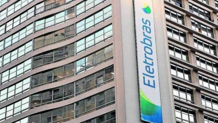 Imagem 1 -  [COLUNA ESPLANADA] A entrada da Polícia Federal na investigação das causas do apagão nacional na rede da Eletrobras, na terça-feira, reforçou a tese de sabotagem dentro da companhia recém-capitalizada. Até ontem a direção da empresa, com conhecido controle rígido de suas atividades, não entendeu o que aconteceu no desligamento do ramal Norte-Nordeste. Além disso, há uma guerra velada entre os novos sócios e o Governo Federal – cujo Ministério de Minas e Energia pediu oficialmente a suspensão do plano de demissão voluntária de 1,5 mil funcionários proposto pela nova gestão, e foi desdenhado. A Coluna tem ouvido há meses de servidores casos de contratação de terceirizados sem experiências, com incidentes variados relatados semanalmente e até uma morte causada por choque há dois meses numa subestação. No início do ano, publicamos que os novos sócios sinalizaram com bandeira branca para o Governo. Pelo visto, deu curto-circuito.