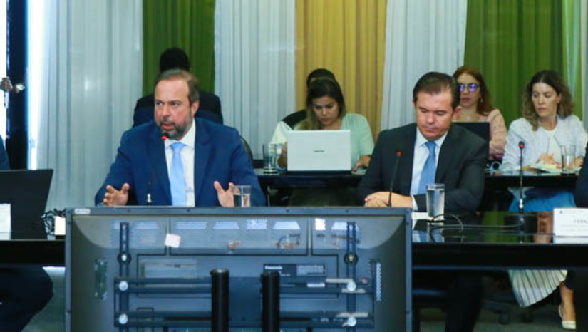 Imagem 1 - Apagão foi provocado por falha na linha Quixadá/Fortaleza II, da Eletrobras CHESF. Segundo o ministro de Minas e Energia, Alexandre Silveira, a linha teve seu fluxo de energia interrompido devido a uma atuação indevida da proteção. O ocorrido desencadeou uma série de ações que amplificaram os impactos a toda a sociedade brasileira. De acordo com a Eletrobras CHESF, o problema já foi corrigido. Alexandre Silveira reforçou a importância de encontrar a causa dos acontecimentos para uma resposta rápida à sociedade brasileira. “Tenho buscado de forma firme buscar as respostas que a sociedade espera para esclarecermos todos os acontecimentos. Fiz várias reuniões o dia todo buscando entender os fatos e cobrando celeridade nas respostas”, destacou o ministro. Imagem 1 - Apagão foi provocado por falha na linha Quixadá/Fortaleza II, da Eletrobras CHESF. Segundo o ministro de Minas e Energia, Alexandre Silveira, a linha teve seu fluxo de energia interrompido devido a uma atuação indevida da proteção. O ocorrido desencadeou uma série de ações que amplificaram os impactos a toda a sociedade brasileira. De acordo com a Eletrobras CHESF, o problema já foi corrigido. Alexandre Silveira reforçou a importância de encontrar a causa dos acontecimentos para uma resposta rápida à sociedade brasileira. “Tenho buscado de forma firme buscar as respostas que a sociedade espera para esclarecermos todos os acontecimentos. Fiz várias reuniões o dia todo buscando entender os fatos e cobrando celeridade nas respostas”, destacou o ministro.