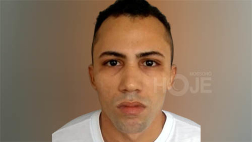 Imagem 1 -  Preso do regime semiaberto é assassinado nos Três Vinténs, em Mossoró; sexto homicídio em 4 dias na cidadeA vítima foi identificada como Leykson Thiago Fernandes de Oliveira, conhecido como Thiago do Bode. Ele havia saído de casa, por volta das 10h30 e seguia a pé pela rua João Batista Martins, quando foi surpreendido pelo atirador. De acordo com o delegado Caio Fábio, da DHPP, a perícia do Itep identificou, pelo menos, cinco disparos de pistola calibre .40. Thiago respondia pelo crime de roubo e vinha cumprindo pena no regime semiaberto, tendo saído do sistema prisional há pouco tempo.