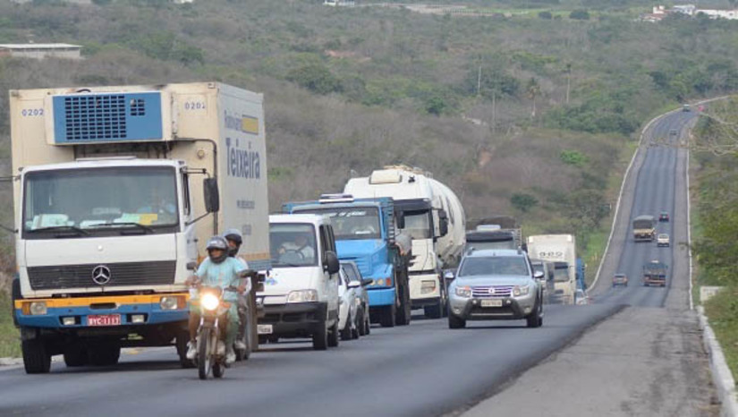 Imagem 1 - Infraestrutura de transportes terrestres do RN será incrementada com nove projetos do novo PAC. Ao todo, são sete obras públicas e dois estudos para concessões à iniciativa privada. O destaque são as obras de duplicação de três trechos da BR-304. Ao todo, serão R$ 1,7 bilhão investidos nas intervenções elencadas pelo Governo Federal como prioridade para o estado. Seguindo as diretrizes da gestão, todas elas devem considerar os impactos sociais e ambientais, além de garantir melhorias na malha viária e no nível dos serviços prestados. O Nordeste como um todo contará com R$ 49,1 bilhões em investimentos públicos e privados. Imagem 1 - Infraestrutura de transportes terrestres do RN será incrementada com nove projetos do novo PAC. Ao todo, são sete obras públicas e dois estudos para concessões à iniciativa privada. O destaque são as obras de duplicação de três trechos da BR-304. Ao todo, serão R$ 1,7 bilhão investidos nas intervenções elencadas pelo Governo Federal como prioridade para o estado. Seguindo as diretrizes da gestão, todas elas devem considerar os impactos sociais e ambientais, além de garantir melhorias na malha viária e no nível dos serviços prestados. O Nordeste como um todo contará com R$ 49,1 bilhões em investimentos públicos e privados.