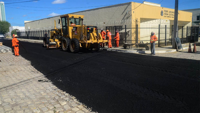 Imagem 1 - Mossoró Realiza: PMM inicia obra de pavimentação asfáltica na rua da APAE. A obra foi iniciada nesta quinta-feira (17), no bairro Abolição II. O asfalto promove maior conforto e acessibilidade à região, melhorando as condições de trânsito e o deslocamento dos moradores. Os investimentos em mobilidade, por meio da pavimentação asfáltica, é uma das dezenas de ações do programa “Mossoró Realiza”. “Hoje a Prefeitura de Mossoró chega para realizar o sonho das crianças, para realizar o sonho dos funcionários, dos voluntários e dos pais que sabem da importância que tem esse equipamento social de inclusão para as suas crianças, para os seus filhos”, disse o prefeito Allyson Bezerra. Imagem 1 - Mossoró Realiza: PMM inicia obra de pavimentação asfáltica na rua da APAE. A obra foi iniciada nesta quinta-feira (17), no bairro Abolição II. O asfalto promove maior conforto e acessibilidade à região, melhorando as condições de trânsito e o deslocamento dos moradores. Os investimentos em mobilidade, por meio da pavimentação asfáltica, é uma das dezenas de ações do programa “Mossoró Realiza”. “Hoje a Prefeitura de Mossoró chega para realizar o sonho das crianças, para realizar o sonho dos funcionários, dos voluntários e dos pais que sabem da importância que tem esse equipamento social de inclusão para as suas crianças, para os seus filhos”, disse o prefeito Allyson Bezerra.
