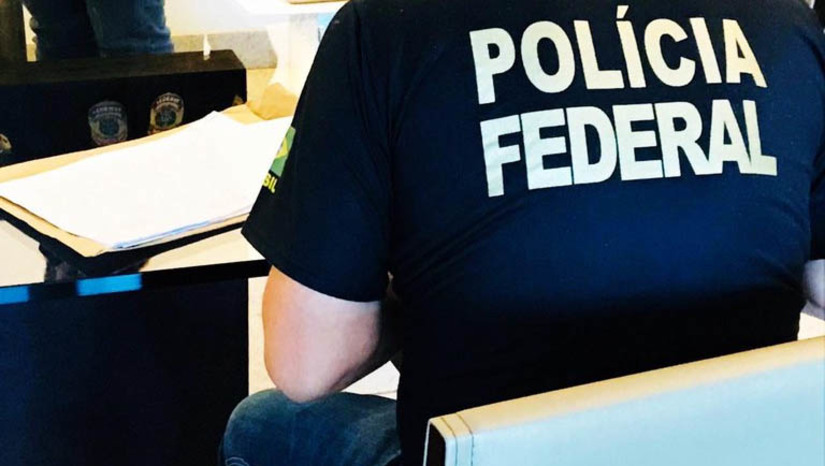 Imagem 1 -  PF cumpre mandados de busca em Mossoró para investigar ameaça terrorista contra ministro do STF. O mandado cumprido nesta quinta-feira (17), foi expedido pela 8ª Vara de Justiça Federal do Rio Grande do Norte, para apurar os crimes de ameaça e promoção ao terrorismo. O alvo do mandado judicial é um homem que se autointitulava integrante da organização terrorista Al-Qaeda. Por meio de um vídeo divulgado nas redes sociais, ele proferiu xingamentos e ameaças de morte contra o ministro Alexandre de Moraes e conta própria Polícia Federal. As investigações seguem em sigilo.