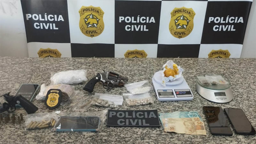Imagem 1 -  Polícia prende três suspeitos de tráfico de drogas e homicídios em Pau dos Ferros. A Operação “Check-Point” foi deflagrada nesta quinta-feira (17), pela polícia civil de Pau dos Ferros, com o objetivo de desarticular uma organização criminosa que tem praticado tráfico de drogas e cometido homicídios no município. No decorrer das diligências, onze mandados de busca e apreensão foram cumpridos. Os suspeitos presos também estavam de posse de arma de fogo no momento da prisão. A operação contou com o apoio da DIVIPOE, DECAP, e das delegacias de Umarizal, Campo Grande, Portalegre, Caraúbas, Luís Gomes, Alexandria e São Miguel, além da Polícia Militar.