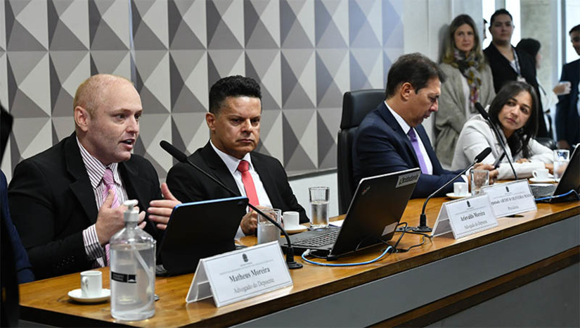 Imagem 1 - Delgatti diz que Bolsonaro prometeu indulto em troca dele assumir autoria de grampo contra Moraes. O hacker Walter Delgatti Neto foi ouvido nesta quinta-feira (17), na CPMI do 8 de Janeiro. Segundo ele, a proposta ocorreu em um telefonema intermediado pela deputada federal Carla Zambelli (PL-SP). De acordo com o hacker, a conversa ocorreu em 2022, antes do primeiro turno das eleições. O objetivo do grampo ilegal contra Alexandre de Moraes seria minar a confiança da população no processo eleitoral e no Tribunal Superior Eleitoral (TSE), presidido pelo ministro. Ainda segundo Delgatti, no mesmo telefonema Jair Bolsonaro teria prometido livrá-lo de um eventual pedido de prisão pelo crime. Imagem 1 - Delgatti diz que Bolsonaro prometeu indulto em troca dele assumir autoria de grampo contra Moraes. O hacker Walter Delgatti Neto foi ouvido nesta quinta-feira (17), na CPMI do 8 de Janeiro. Segundo ele, a proposta ocorreu em um telefonema intermediado pela deputada federal Carla Zambelli (PL-SP). De acordo com o hacker, a conversa ocorreu em 2022, antes do primeiro turno das eleições. O objetivo do grampo ilegal contra Alexandre de Moraes seria minar a confiança da população no processo eleitoral e no Tribunal Superior Eleitoral (TSE), presidido pelo ministro. Ainda segundo Delgatti, no mesmo telefonema Jair Bolsonaro teria prometido livrá-lo de um eventual pedido de prisão pelo crime.