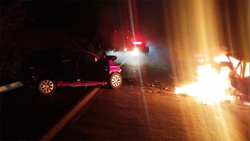 Imagem 1 -  Carro pega fogo e condutor morre carbonizado após colisão na BR 304, em Angicos. O acidente aconteceu por volta das 20h10 desta quinta-feira (17). Segundo informações da PRF, os dois veículos colidiram, de forma frontal, no Km 145 da rodovia federal. Com o impacto da batida, o condutor de um dos carros ficou preso às ferragens e acabou morrendo carbonizado, após um princípio de incêndio se alastrar por todo o veículo. Outras duas pessoas ficaram feridas e foram socorridas em uma ambulância do Samu. 