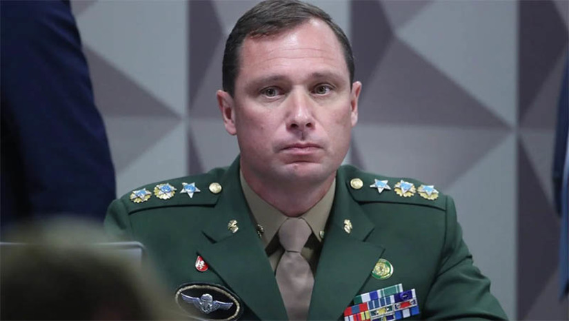 Imagem 1 - Mauro Cid decide confessar que Bolsonaro mandou ele vender joias doadas pela Arábia Saudita. A informação foi inicialmente publicada pela Revista Veja e confirmada pela CNN com o advogado Cezar Bitencourt. “Eu só digo uma coisa: Mauro Cid é inocente”, afirmou. “É evidente que Bolsonaro é quem deu a ordem. Cid, como um militar disciplinado, seguiu ordens”, adicionou o advogado. De acordo com a defesa, o ex-presidente teria dito “resolve lá” para Mauro Cid negociar a venda de joias e relógios. Cid foi aconselhado pelo novo advogado, que assumiu sua defesa na terça (15), a abrir o jogo devido ao conjunto de provas reunidas até o momento pela investigação e à possibilidade de ser o maior responsabilizado. Imagem 1 - Mauro Cid decide confessar que Bolsonaro mandou ele vender joias doadas pela Arábia Saudita. A informação foi inicialmente publicada pela Revista Veja e confirmada pela CNN com o advogado Cezar Bitencourt. “Eu só digo uma coisa: Mauro Cid é inocente”, afirmou. “É evidente que Bolsonaro é quem deu a ordem. Cid, como um militar disciplinado, seguiu ordens”, adicionou o advogado. De acordo com a defesa, o ex-presidente teria dito “resolve lá” para Mauro Cid negociar a venda de joias e relógios. Cid foi aconselhado pelo novo advogado, que assumiu sua defesa na terça (15), a abrir o jogo devido ao conjunto de provas reunidas até o momento pela investigação e à possibilidade de ser o maior responsabilizado.