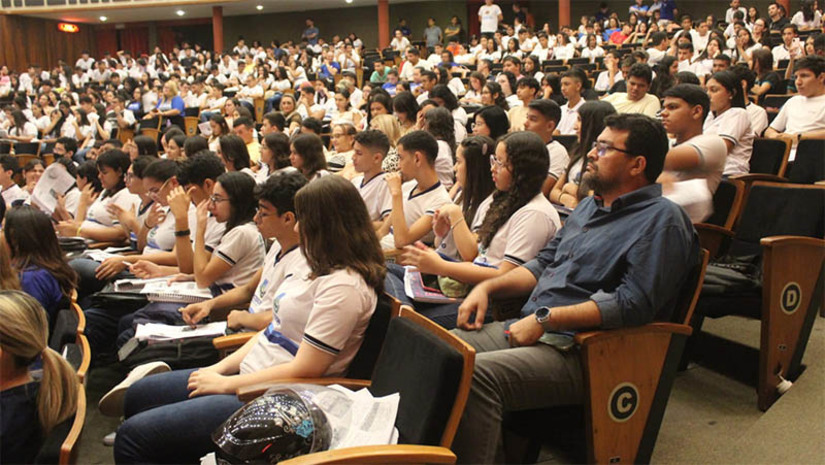 Imagem 1 - Segundo aulão “De Olho no Saeb” para estudantes de Mossoró acontece neste sábado (19). A iniciativa tem como público-alvo alunos do 9º ano do Ensino Fundamental, das zonas urbana e rural, que irão se submeter ao Sistema de Avaliação da Educação Básica (SAEB) 2023. O aulão será realizado a partir das 8h, no Teatro Municipal Dix-huit Rosado. “O formato do aulão trabalha com professores de Língua Portuguesa e Matemática, áreas objeto da avaliação, a partir de resolução de questões cujo foco são os descritores da matriz de referência do Saeb”, pontuou a secretária de Educação, Hubeônia Alencar. O SAEB tem a finalidade de avaliar a qualidade da educação básica do país e contribuir para sua melhoria. Imagem 1 - Segundo aulão “De Olho no Saeb” para estudantes de Mossoró acontece neste sábado (19). A iniciativa tem como público-alvo alunos do 9º ano do Ensino Fundamental, das zonas urbana e rural, que irão se submeter ao Sistema de Avaliação da Educação Básica (SAEB) 2023. O aulão será realizado a partir das 8h, no Teatro Municipal Dix-huit Rosado. “O formato do aulão trabalha com professores de Língua Portuguesa e Matemática, áreas objeto da avaliação, a partir de resolução de questões cujo foco são os descritores da matriz de referência do Saeb”, pontuou a secretária de Educação, Hubeônia Alencar. O SAEB tem a finalidade de avaliar a qualidade da educação básica do país e contribuir para sua melhoria.