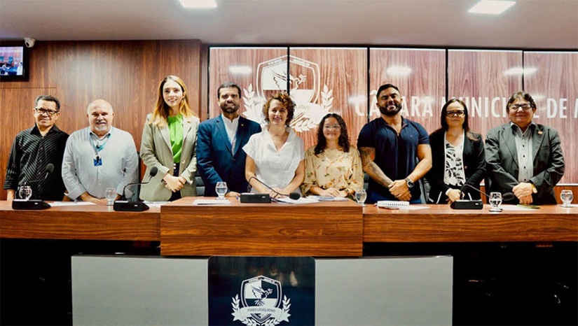 Imagem 1 - Em audiência da deputada Isolda, governo informa a entrega de titularização de 7 mil habitações em MossoróA audiência pública aconteceu nesta sexta-feira (18), na Câmara de Mossoró. O objetivo do encontro foi tirar dúvidas da população acerca do processo de titularização que o Governo do Estado está encaminhando para as habitações da cidade. Em andamento, no processo de regularização capitaneado pelo governo do Estado, contando com a cooperação da prefeitura e do governo federal, estão inclusos 15 conjuntos de 10 bairros de Mossoró: Alto da Pelonha; Bom Jesus; Santa Delmira 1 e 2 e o Promorar; Liberdade 1 e 2; Redenção; Resistência; Independência 1 e 2 e os Abolições 1, 2, 3 e 4. Imagem 1 - Em audiência da deputada Isolda, governo informa a entrega de titularização de 7 mil habitações em MossoróA audiência pública aconteceu nesta sexta-feira (18), na Câmara de Mossoró. O objetivo do encontro foi tirar dúvidas da população acerca do processo de titularização que o Governo do Estado está encaminhando para as habitações da cidade. Em andamento, no processo de regularização capitaneado pelo governo do Estado, contando com a cooperação da prefeitura e do governo federal, estão inclusos 15 conjuntos de 10 bairros de Mossoró: Alto da Pelonha; Bom Jesus; Santa Delmira 1 e 2 e o Promorar; Liberdade 1 e 2; Redenção; Resistência; Independência 1 e 2 e os Abolições 1, 2, 3 e 4.