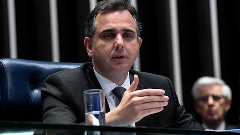 Imagem 1 - Comissão de juristas vai apresentar um anteprojeto para atualização do Código Civil Brasileiro. O anúncio foi feito na quinta-feira (17), pelo presidente do Senado, senador Rodrigo Pacheco, durante evento da Academia Brasileira de Formação e Pesquisa, em São Paulo. Segundo ele, o ato para a instalação do grupo será assinado no dia 24 de agosto, às 16h, e os trabalhos terão como líder o ministro do Superior Tribunal de Justiça (STJ) Luis Felipe Salomão. O atual Código Civil foi sancionado em 10 de janeiro de 2002 e entrou em vigência um ano depois. Na avaliação de Pacheco, a atual legislação precisa acompanhar as mudanças promovidas pelas transformações das relações sociais, levando em consideração a dinâmica dos tempos atuais. Imagem 1 - Comissão de juristas vai apresentar um anteprojeto para atualização do Código Civil Brasileiro. O anúncio foi feito na quinta-feira (17), pelo presidente do Senado, senador Rodrigo Pacheco, durante evento da Academia Brasileira de Formação e Pesquisa, em São Paulo. Segundo ele, o ato para a instalação do grupo será assinado no dia 24 de agosto, às 16h, e os trabalhos terão como líder o ministro do Superior Tribunal de Justiça (STJ) Luis Felipe Salomão. O atual Código Civil foi sancionado em 10 de janeiro de 2002 e entrou em vigência um ano depois. Na avaliação de Pacheco, a atual legislação precisa acompanhar as mudanças promovidas pelas transformações das relações sociais, levando em consideração a dinâmica dos tempos atuais.