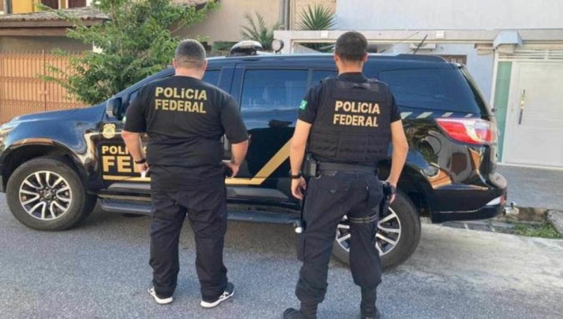 Imagem 1 - Ministro determina prisão de oficiais da PMDF envolvidos nos atos antidemocráticos de 8 de janeiro. A prisão aconteceu após determinação do ministro do STF, Alexandre de Moraes, atendendo a pedido da Procuradoria-Geral da República (PGR). A PGR denunciou ao STF o grupo de policiais militares, todos oficiais, por omissão imprópria, pois teriam aderido “subjetivamente às ações delitivas praticadas por terceiros”, quando “deveriam e poderiam agir para evitar o resultado”. Segundo a PGR, as investigações obtiveram mensagens trocadas entre os oficiais com teor conspiratório e golpista após o resultado das eleições presidenciais de 2022. Imagem 1 - Ministro determina prisão de oficiais da PMDF envolvidos nos atos antidemocráticos de 8 de janeiro. A prisão aconteceu após determinação do ministro do STF, Alexandre de Moraes, atendendo a pedido da Procuradoria-Geral da República (PGR). A PGR denunciou ao STF o grupo de policiais militares, todos oficiais, por omissão imprópria, pois teriam aderido “subjetivamente às ações delitivas praticadas por terceiros”, quando “deveriam e poderiam agir para evitar o resultado”. Segundo a PGR, as investigações obtiveram mensagens trocadas entre os oficiais com teor conspiratório e golpista após o resultado das eleições presidenciais de 2022.
