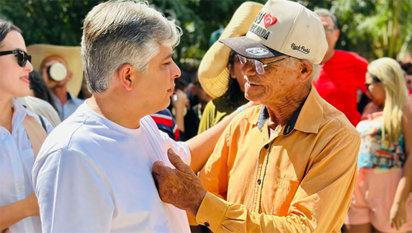 Imagem 1 - Pesquisa foi feita no início deste mês de agosto, com 400 entrevistados. Também avaliou o desempenho das secretárias municipais, na prestão de serviços da população. Ao avaliar o resultado da pesquisa, o Dr. Artur Vale, destaca que se trata de uma prova “de que estamos cumprindo com os compromissos assumidos durante a campanha e realizando aquilo que era anseio da população”. Ainda conforme o prefeito Dr. Artur Vale, mais benefícios estão chegando na cidade e na zona rural. Imagem 1 - Pesquisa foi feita no início deste mês de agosto, com 400 entrevistados. Também avaliou o desempenho das secretárias municipais, na prestão de serviços da população. Ao avaliar o resultado da pesquisa, o Dr. Artur Vale, destaca que se trata de uma prova “de que estamos cumprindo com os compromissos assumidos durante a campanha e realizando aquilo que era anseio da população”. Ainda conforme o prefeito Dr. Artur Vale, mais benefícios estão chegando na cidade e na zona rural.