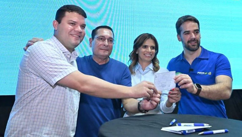 Imagem 1 - Em o Encontro 'Diálogos Tucanos RN' do PSDB do Rio Grande do Norte, nesta sexta-feira, em Natal, com a presença do governador e presidente nacional da sigla, Eduardo Leite, o presidente da Câmara de Mossoró Lawrence Amorim e a esposa Fátima Tereza receberam mais do que o comando do PSDB: Foi a missão de reestruturar o partido com vistas às eleições de 2024. "O momento é de unir sonhos e construir projetos, diz o presidente da Câmara Lauwrence Amorim Imagem 1 - Em o Encontro 'Diálogos Tucanos RN' do PSDB do Rio Grande do Norte, nesta sexta-feira, em Natal, com a presença do governador e presidente nacional da sigla, Eduardo Leite, o presidente da Câmara de Mossoró Lawrence Amorim e a esposa Fátima Tereza receberam mais do que o comando do PSDB: Foi a missão de reestruturar o partido com vistas às eleições de 2024. "O momento é de unir sonhos e construir projetos, diz o presidente da Câmara Lauwrence Amorim