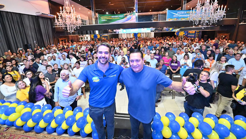 Imagem 1 - Encontro presidido pelo presidente nacional do PSDB e Governador do Rio Grande do Sul, Eduardo Leite, e o presidente do partido no RN, deputado estadual e presidente da Assembléia, deputado estadual Ezequiel Ferreira. "Ouvindo o que os tucanos do RN têm a nos dizer sobre suas esperanças, expectativas, o que querem para o PSDB, o que querem para o Brasil", disse Eduardo Leite. O presidente estadual do PSDB, deputado estadual Ezequiel Ferreira, festejou o encontro: "Que possamos seguir assim, de mãos dadas, juntos. Quero que o presidente Eduardo Leite saia daqui com o sentimento do Rio Grande do Norte”. Imagem 1 - Encontro presidido pelo presidente nacional do PSDB e Governador do Rio Grande do Sul, Eduardo Leite, e o presidente do partido no RN, deputado estadual e presidente da Assembléia, deputado estadual Ezequiel Ferreira. "Ouvindo o que os tucanos do RN têm a nos dizer sobre suas esperanças, expectativas, o que querem para o PSDB, o que querem para o Brasil", disse Eduardo Leite. O presidente estadual do PSDB, deputado estadual Ezequiel Ferreira, festejou o encontro: "Que possamos seguir assim, de mãos dadas, juntos. Quero que o presidente Eduardo Leite saia daqui com o sentimento do Rio Grande do Norte”.