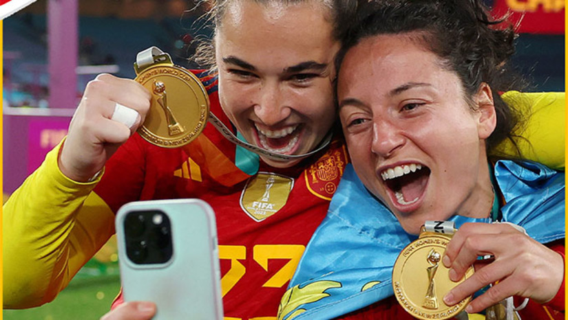   A Espanha estreou em Copas femininas apenas em 2015, no Canadá. Naquela ocasião caiu no mesmo grupo do Brasil e terminou em último lugar na chave, atrás também da Coreia do Sul e da Costa Rica. Em 2019, na França, conseguiu avançar às oitavas, onde parou nos Estados Unidos, que acabaram vencendo a competição.  Com o título deste domingo, a seleção espanhola entrou para o seleto grupo de campeãs mundiais no futebol feminino, encabeçado pelos Estados Unidos (quatro títulos) e que ainda tem Alemanha (dois), Japão e Noruega (um cada). Além disso, a Espanha se igualou aos germânicos, únicos, até então, a levantarem a taça da Copa do Mundo entre homens e mulheres.