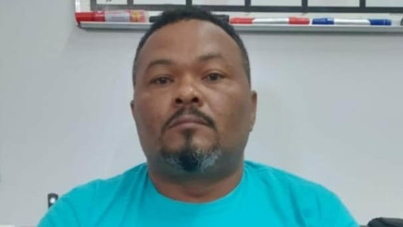 Imagem 1 - DHPP pede ajuda da população para encontrar um homem procurado por homicídio cometido em Mossoró. Contra Expedito Caetano Leite, de 36 anos, existe um mandado de prisão, decretado pelo poder judiciário, pela acusação de homicídio contra Antônio Vitor Bezerra de Queiroz e a tentativa de homicídio contra de Valdecio Moreira do Nascimento, crimes ocorridos no dia 10 de novembro de 2022, no bairro Rincão, em Mossoró. De acordo com o delegado Caio Fábio, da DHPP, investigação concluiu que o crime foi motivado por uma demonstração de poder de uma milícia que atua na região. Quem souber qualquer informação que possa levar ao paradeiro de Expedito Caetano, pode entrar em contato pelo número 181 da polícia civil ou pelo (84) 98118-1478 da DHPP, com garantia de anonimato. Imagem 1 - DHPP pede ajuda da população para encontrar um homem procurado por homicídio cometido em Mossoró. Contra Expedito Caetano Leite, de 36 anos, existe um mandado de prisão, decretado pelo poder judiciário, pela acusação de homicídio contra Antônio Vitor Bezerra de Queiroz e a tentativa de homicídio contra de Valdecio Moreira do Nascimento, crimes ocorridos no dia 10 de novembro de 2022, no bairro Rincão, em Mossoró. De acordo com o delegado Caio Fábio, da DHPP, investigação concluiu que o crime foi motivado por uma demonstração de poder de uma milícia que atua na região. Quem souber qualquer informação que possa levar ao paradeiro de Expedito Caetano, pode entrar em contato pelo número 181 da polícia civil ou pelo (84) 98118-1478 da DHPP, com garantia de anonimato.