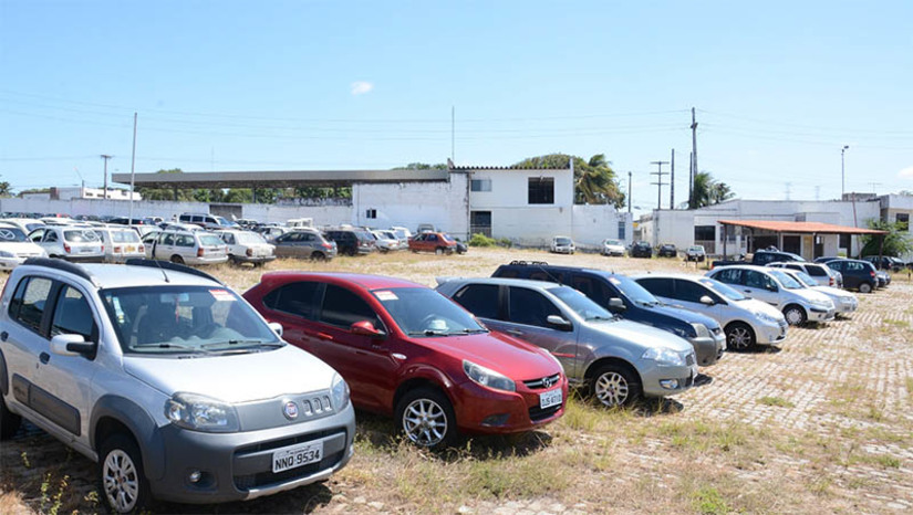 Imagem 1 - Detran vai leiloar veículos não reclamados e que estavam no pátio do órgão, em Mossoró. O leilão, exclusivamente online, será realizado nesta quarta-feira (23). Nesta terça-feira (22) os interessados podem visitar os lotes que vão a leilão no horário das 8h às 16h no pátio do Detran, localizado na cidade de Mossoró, na Avenida Centenária, Nº 1000, Bairro Aeroporto 1. A participação no leilão é aberta a pessoas físicas maiores de idade ou emancipadas e pessoas jurídicas. Os interessados devem ter se cadastrado no site da Lance Certo Leilões com antecedência de, no mínimo, 72 horas da abertura do leilão. Imagem 1 - Detran vai leiloar veículos não reclamados e que estavam no pátio do órgão, em Mossoró. O leilão, exclusivamente online, será realizado nesta quarta-feira (23). Nesta terça-feira (22) os interessados podem visitar os lotes que vão a leilão no horário das 8h às 16h no pátio do Detran, localizado na cidade de Mossoró, na Avenida Centenária, Nº 1000, Bairro Aeroporto 1. A participação no leilão é aberta a pessoas físicas maiores de idade ou emancipadas e pessoas jurídicas. Os interessados devem ter se cadastrado no site da Lance Certo Leilões com antecedência de, no mínimo, 72 horas da abertura do leilão.