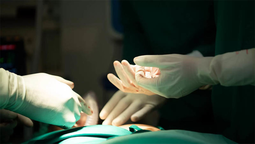 Imagem 1 -  [COLUNA ESPLANADA] O caso surpreendente da saúde debilitada do apresentador Faustão, que precisará de transplante cardíaco, abriu os olhos das autoridades para a fila de mais de 50 mil pessoas que esperam transplante de órgãos. Estima-se que o País tenha taxa de 16,5 doadores por milhão de habitantes (pmh), conforme levantamento da Coluna. Antes da pandemia, era de 18,1. Alguns Estados estão acima da média na lista de doadores, como Santa Catarina e Paraná, com 42/pmh. Outros, como Minas Gerais, inferior a 12/pmh. Segundo o último Registro Brasileiro de Transplante de Órgãos, de janeiro a março, São Paulo é o Estado com mais pacientes em fila de espera: 20 mil pessoas aguardando por cirurgia. Na outra ponta, Rondônia tem dados inversos. São 24,2/pmh e, atualmente, nenhum pedido de transplante de órgão.