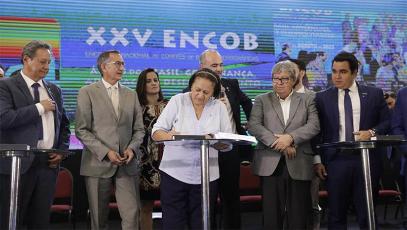 Imagem 1 -  Pacto pela governança da Água é assinado durante visita de ministro ao RN . O Pacto é um processo coordenado pela Agência Nacional de Águas e Saneamento Básico (ANA) em parceria com os Estados e o Distrito Federal, e objetiva fortalecer a relação entre a ANA e os entes federativos, por meio da cooperação para o aprimoramento da gestão de recursos hídricos, da regulação dos serviços de saneamento e da implementação da política de segurança de barragens. Um dos desafios é o cadastramento e classificação de todas as barragens existentes no RN. O pacto foi assinado nesta terça-feira (22), entre a governadora Fátima Bezerra e o ministro da Integração e do Desenvolvimento Regional, Waldez Góes. Eles participam da abertura do XXV Encontro Nacional de Comitês de Bacias Hidrográficas, que acontece até a próxima sexta (25), no estado.