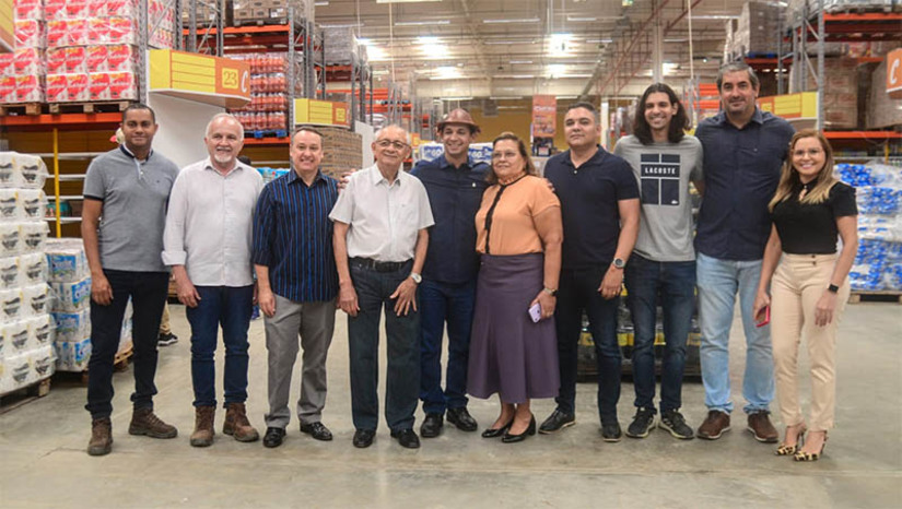 Imagem 1 - Cidade Atacadão será inaugurado no final do mês; expectativa é que sejam gerados mais de 250 empregos diretos. Na manhã desta terça-feira (22), o prefeito Allyson Bezerra visitou as instalações do empreendimento, localizado na avenida João da Escóssia, bairro Nova Betânia, onde funcionou o Maxxi Atacado. “A Prefeitura trabalha para que empreendimentos como esse se tornem realidade em Mossoró. O Cidade Atacadão precisou receber todos os alvarás, todas as licenças da Prefeitura. Nós trabalhamos para que tudo aconteça sem problemas, tendo em vista que o empreendimento vai gerar emprego e renda. Já são mais de 250 empregos gerados de forma direta aqui, e grande quantidade de empregos serão gerados de forma indireta,” destacou o prefeito Allyson Bezerra. Imagem 1 - Cidade Atacadão será inaugurado no final do mês; expectativa é que sejam gerados mais de 250 empregos diretos. Na manhã desta terça-feira (22), o prefeito Allyson Bezerra visitou as instalações do empreendimento, localizado na avenida João da Escóssia, bairro Nova Betânia, onde funcionou o Maxxi Atacado. “A Prefeitura trabalha para que empreendimentos como esse se tornem realidade em Mossoró. O Cidade Atacadão precisou receber todos os alvarás, todas as licenças da Prefeitura. Nós trabalhamos para que tudo aconteça sem problemas, tendo em vista que o empreendimento vai gerar emprego e renda. Já são mais de 250 empregos gerados de forma direta aqui, e grande quantidade de empregos serão gerados de forma indireta,” destacou o prefeito Allyson Bezerra.