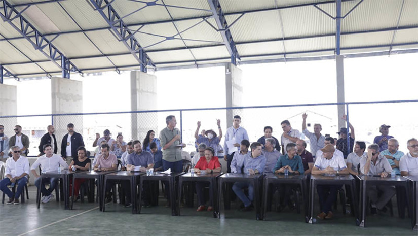 Imagem 1 -  Governo assegura recursos para projetos de infraestrutura hídrica na região do Seridó do RN. O anúncio foi feito pelo ministro Waldez Góes e pela governadora nesta terça (22), na presença de prefeitos da região e da comunidade de Nova Barra. Os projetos asseguram água para o consumo humano e também para produção de alimentos de baixas emissões. A conclusão da Barragem de Oiticica e a Passagem das Traíras, além do Projeto Seridó foram contemplados no novo Programa de Aceleração do Crescimento (PAC), anunciado pelo presidente Luiz Inácio Lula da Silva em 11 de agosto, no Rio de Janeiro. “Queremos assegurar que não faltará recursos orçamentários e financeiros para as obras que já estão aprovadas neste plano”, afirmou o ministro Waldez Góes.